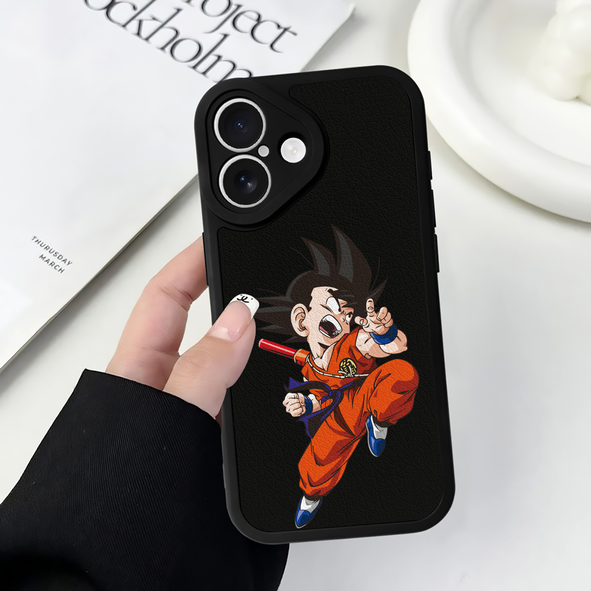 （画像用） ドラゴンボール 孫悟空（そん ごくう）Son Goku カカロット DRAGON BALL Kakarotto 【iPhone 16シリーズ対応】シリコンスマホケース（レザー調） 材質：シリコン